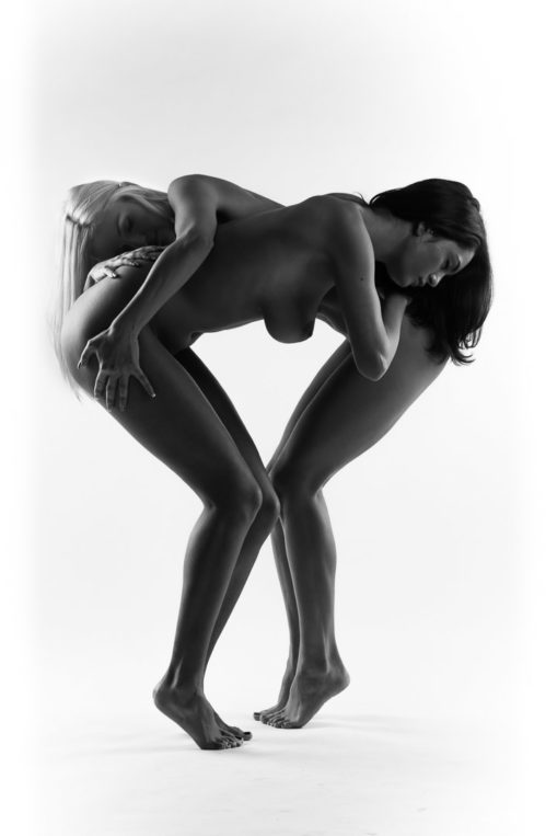 Páros, fekete-fehér női akt fotó, a két modell érzékien ősszebújva öleli egymást.